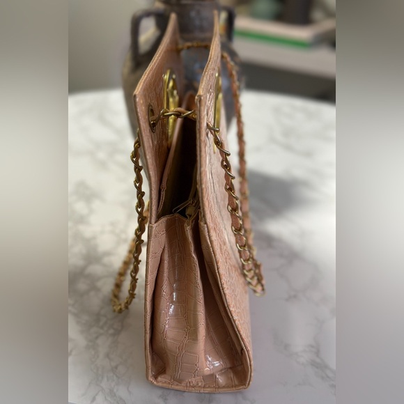 Vintage Chic Structured Peach-Pink Crocodile Bag With Gold Hardware - Picture 4 of 7
